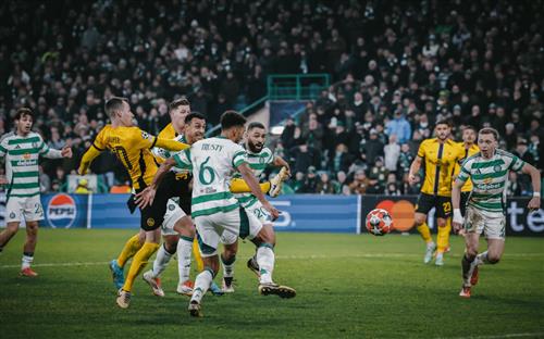 Jeunes garçons contre étoile rouge