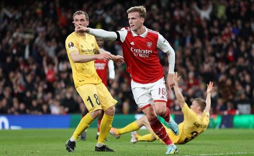 Bodo Grint contre Arsenal
