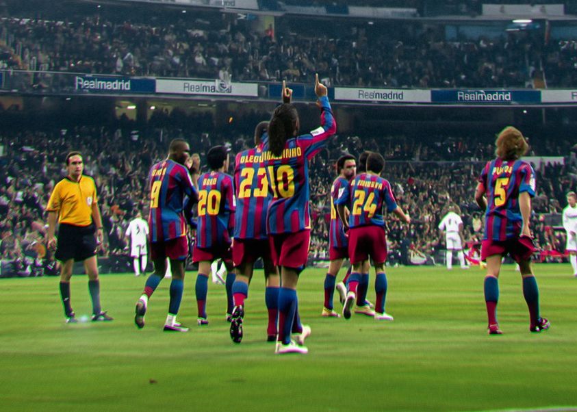 Les réseaux sociaux de Ronaldinho publient des photos de sa victoire au Bernabeu il y a 20 ans pour réchauffer le Clasico