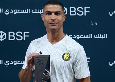 Couper par la gauche fait une vague mondiale ! Cristiano Ronaldo reçoit le trophée du but de la semaine de la Ligue saoudienne de football avant le match