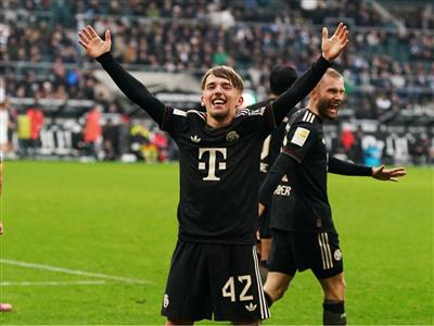 Le numéro 42 a un pouvoir magique ? Karl, 17 ans, a fait des vagues dans le monde entier lors de matchs consécutifs en Ligue des champions et en Bundesliga.