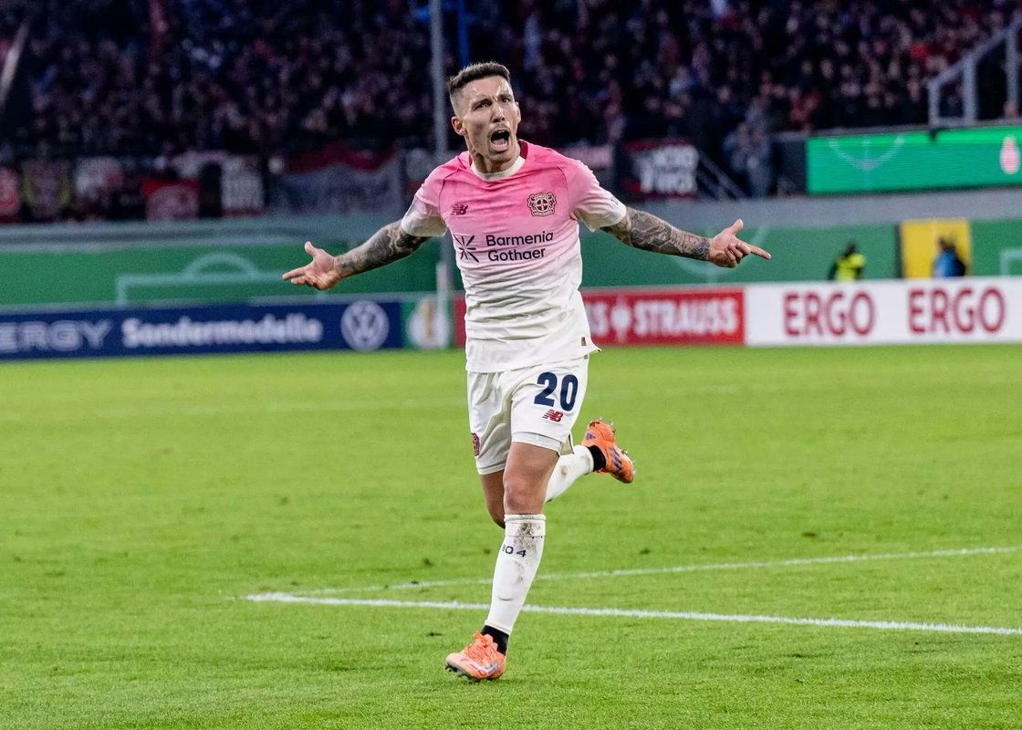 Kickers : le Bayern Munich surveille de près la situation de Grimaldo