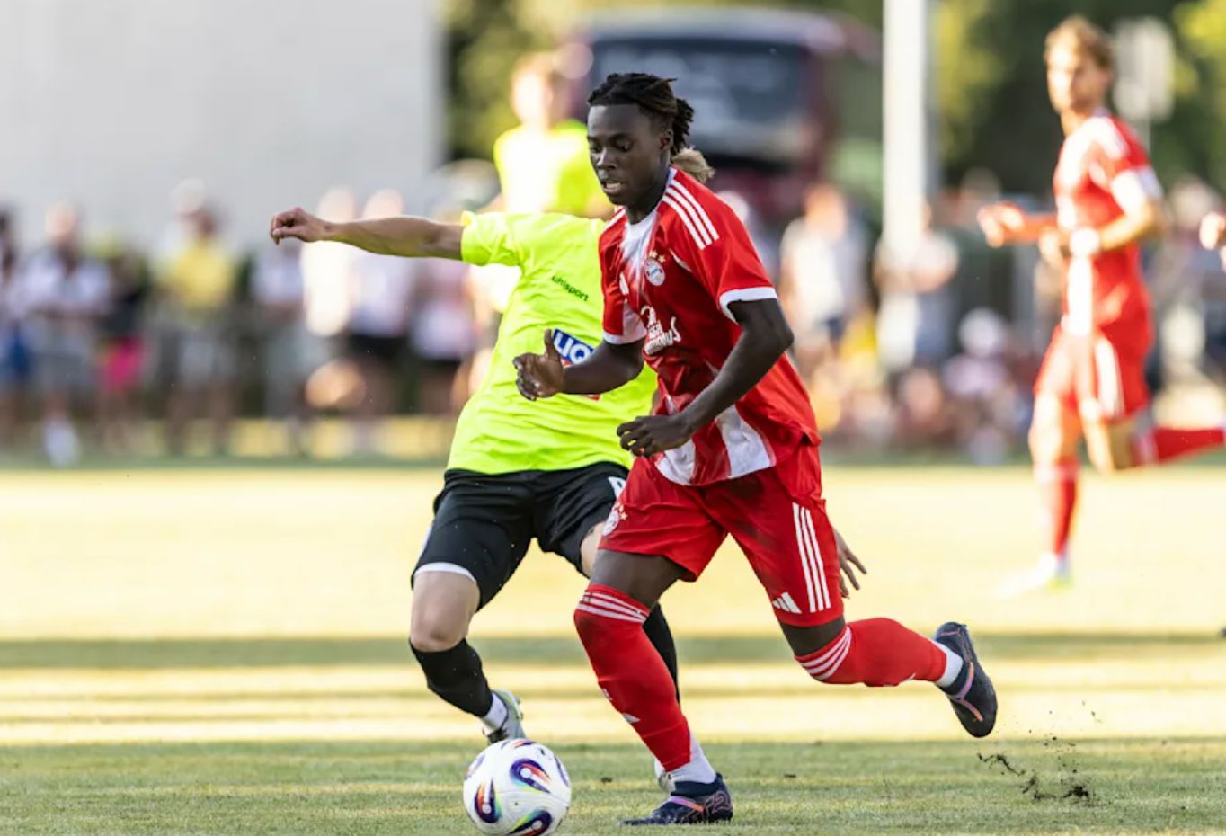 Image: Un joueur du Bayern Munich âgé de 17 ans a été renvoyé dans son ancien club après avoir fréquenté des lieux de vie nocturne