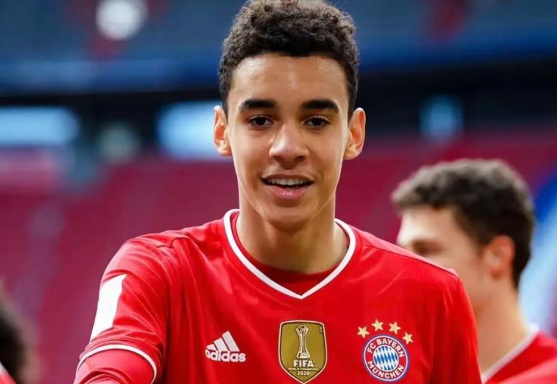 Journaliste : Davis et Hiroyuki Ito reviendront au tribunal en décembre, mais Musiala aura besoin de 4 à 8 semaines