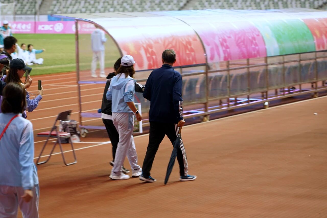 Sports de l'Est : Xu Genbao avait une fièvre de 39 degrés avant le match pour la troisième place. Après le match, il a regardé le terrain lorsqu'il a quitté le terrain avec un parapluie.