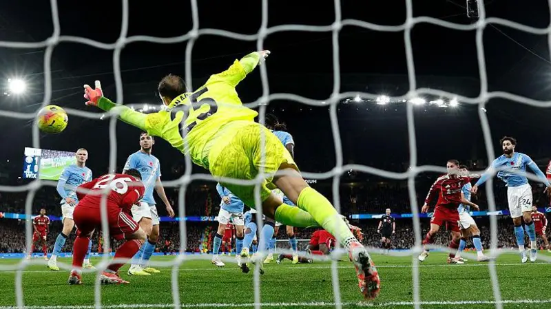 Le superviseur de l'arbitre a déclaré que le but de Van Dijk n'était pas valide : l'arbitre croyait subjectivement que l'interférence de Robertson n'était pas inappropriée.