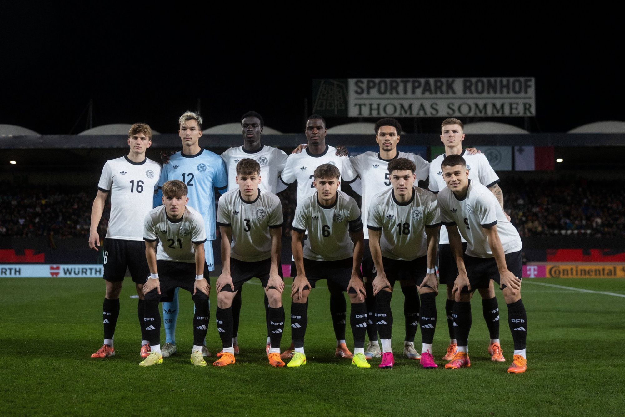 🎩Après avoir porté le chapeau, laissez toute l'équipe signer le ballon. Bischoff : J'ai appris ça de Kane
