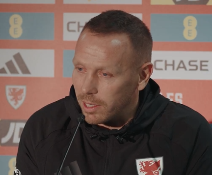 L'entraîneur du Pays de Galles a raté l'ordre de touche en raison d'une suspension, et Wilson a raté le match contre le Liechtenstein en raison d'une suspension.