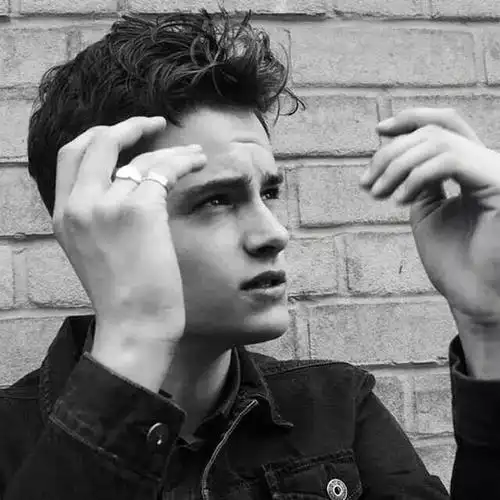 6686体育铁牌作者Grayson