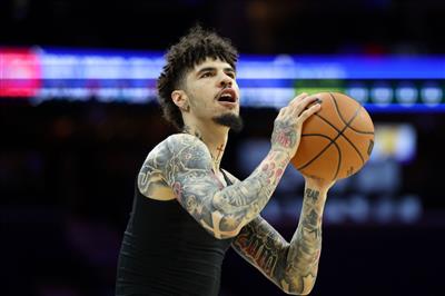 Désolé de l'interrompre! 8 sur 18 sur trois buts, 27 points, 9 rebonds, 8 passes décisives et 3 interceptions