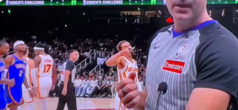 Vous n'avez pas peur des amendes ? Trae Young a fait un geste du pouce vers le bas derrière l'arbitre pour exprimer son mécontentement