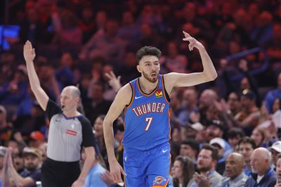 Continuez à évoluer ! Holmgren a égalé un nouveau record avec 6 tirs à trois points, marquant 31+12 en 27 minutes.