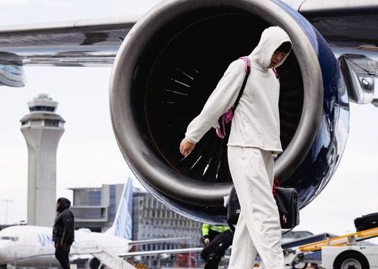 Direction le terrain de l’équipe visiteuse ! Des photos publiées sur les réseaux sociaux officiels des Trail Blazers, Yang Hansen est apparu sur la photo