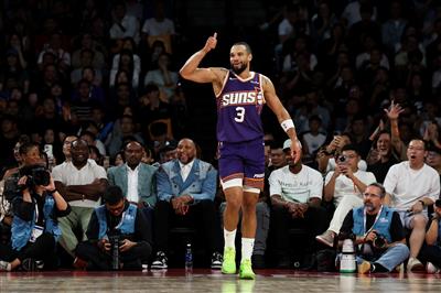 Remarquable! Dillon a réussi 5 des 10 tirs à trois points et a marqué 21 points avec 3 rebonds et 2 interceptions.