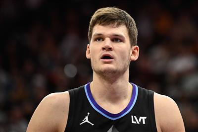 Souffrir d'un dunk brutal ! Kessler est entré sur le terrain et a marqué 3 points, 9 rebonds, 6 erreurs et 4 violations en 29 minutes.