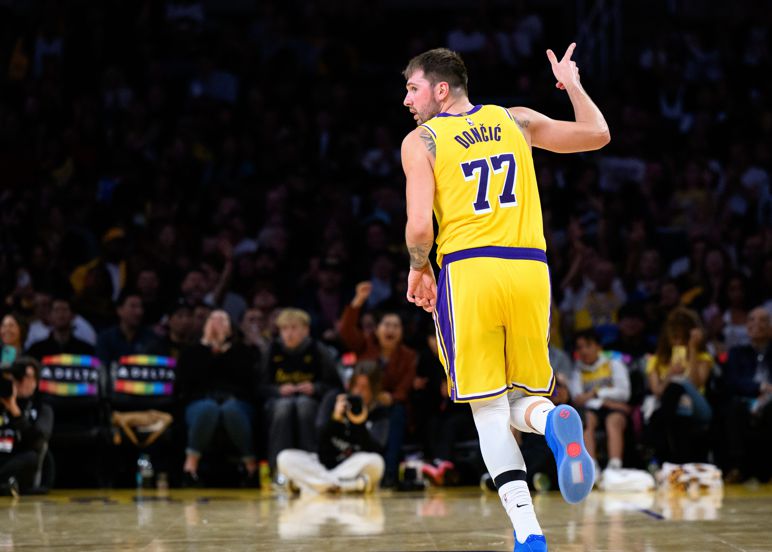 Doncic est devenu le premier joueur de l'histoire des Lakers à marquer plus de 40 points lors de deux matchs consécutifs.