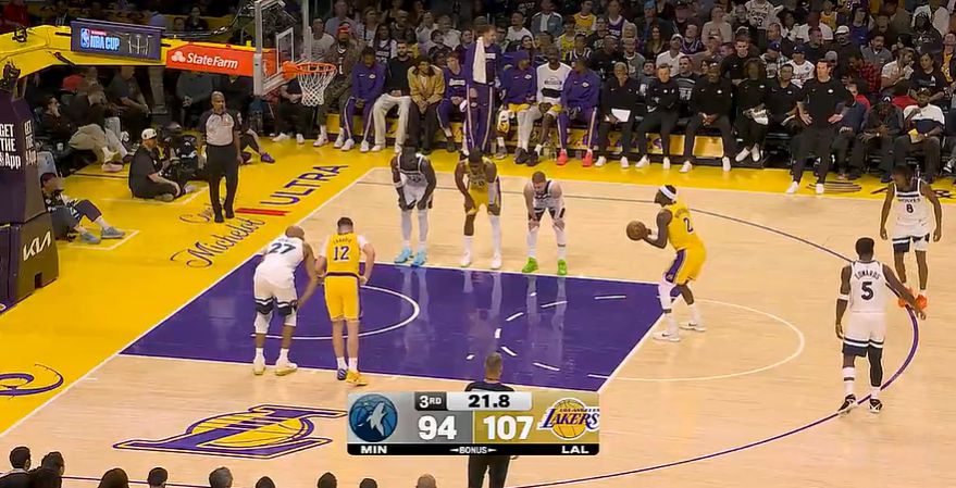 La puissance de feu d'attaque est féroce ! Les Lakers ont marqué 108 points en trois quarts, marquant presque lors du premier match