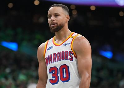 Curry a poursuivi sa forme compétitive consécutivement, marquant 24 points avec 5 paniers à trois points dans la mi-temps.