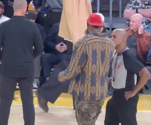 Qu'a-t-on dit ? James s'est rendu sur le terrain pour communiquer avec les arbitres pendant la pause.