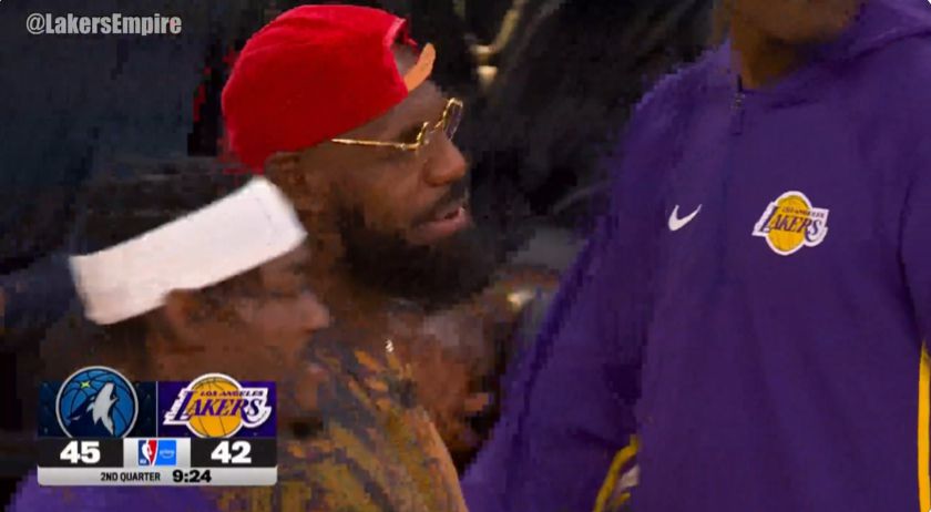 Interaction active! James a continué à communiquer avec ses coéquipiers sur le terrain et a également parlé avec les arbitres.