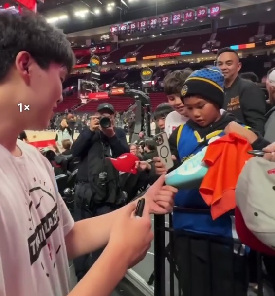 Moment fandom ! Yang Hansen a offert des chaussures de basket-ball aux jeunes fans portant l'uniforme des Warriors avant le match