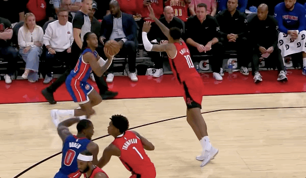 Duren a frappé Amen Thompson au visage avec son coude et a été sifflé pour une violation flagrante au deuxième degré et a été expulsé.