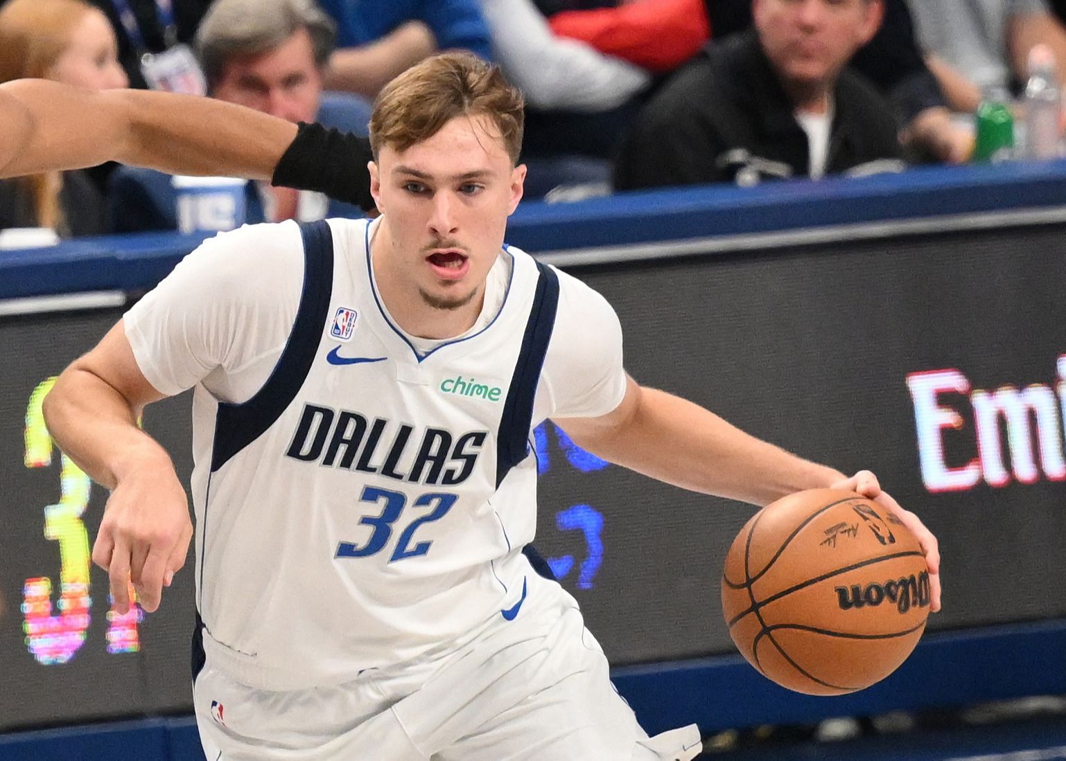 Flagg est devenu le plus jeune joueur à marquer plus de 100 rebonds, plus de 20 passes décisives et plus de 20 après être devenu James.