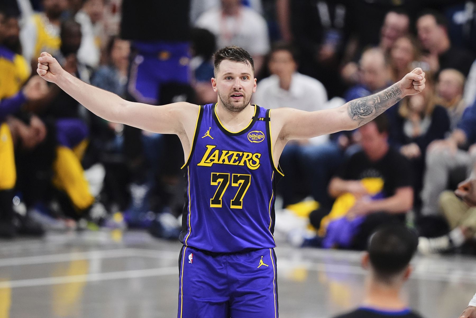 Doncic est devenu le premier joueur de l'histoire des Lakers à marquer 35 points, 10 passes décisives et 5 interceptions en un seul match.