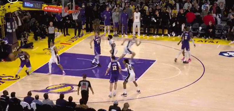 Smart a marché sur la ligne et a commis une faute, donnant le ballon aux Spurs. Champany a raté deux lancers francs et les Spurs ont perdu de 2 points.