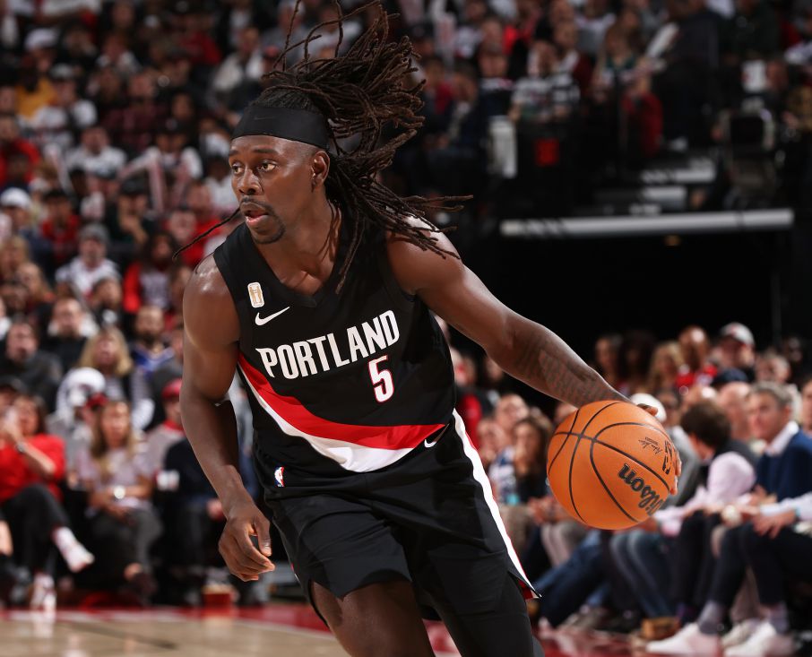 Holiday a marqué 22 points avec 6 tirs à trois points et 10 points dans le dernier quart-temps plus deux lancers francs pour tuer le match.