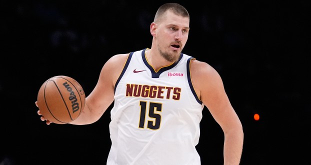 Jokic a réalisé un triple-double 33+15+16, Gordon a récolté 24 points et les Nuggets ont battu le Heat à domicile.