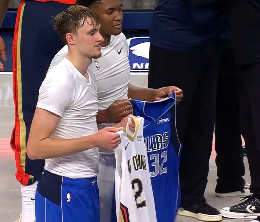 Coéquipiers du lycée ! Flagg et Quinn échangent leurs uniformes après le match