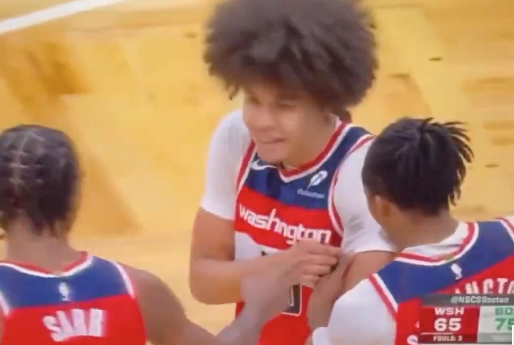 Maladroit! Lorsque Brown a renversé George dans ce match, la poudre capillaire a frotté les vêtements de ce dernier.