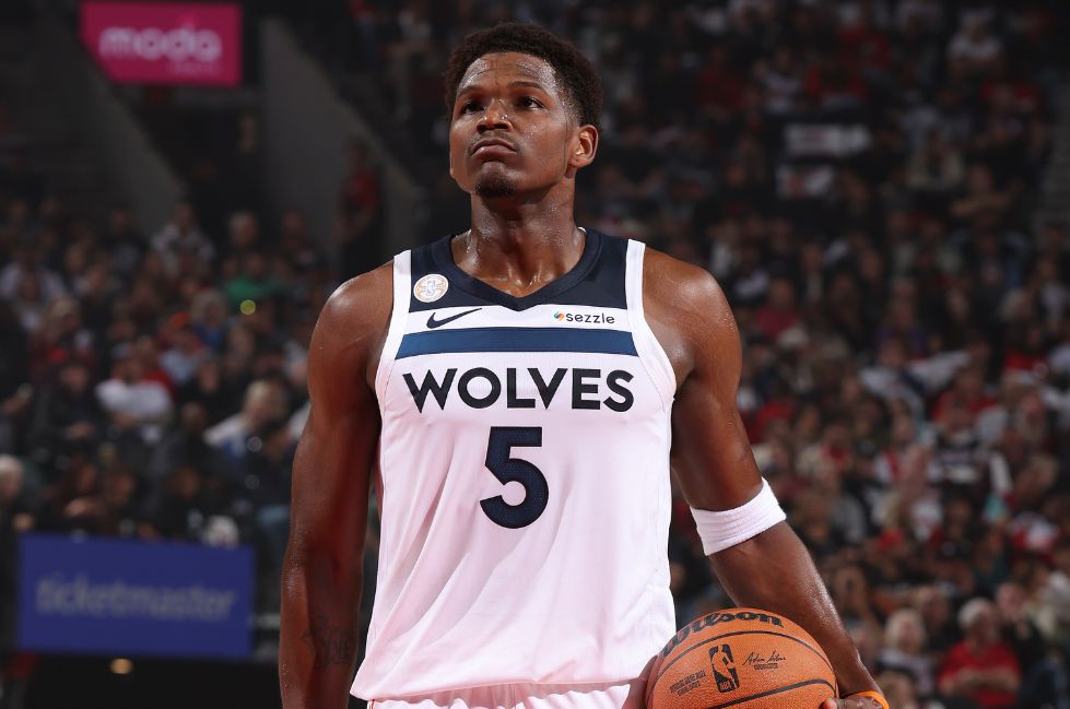 Edwards est revenu sur le terrain et a marqué 15 points, 5 passes décisives et 3 erreurs lors du premier match, avec un plus-moins bas de l'équipe de -25.