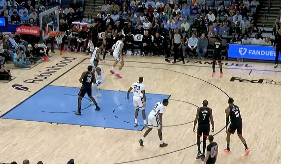 Surprendre! Okogie a réussi 3 des 3 paniers à trois points au troisième quart et a marqué 11 points, aidant les Rockets à creuser l'écart.