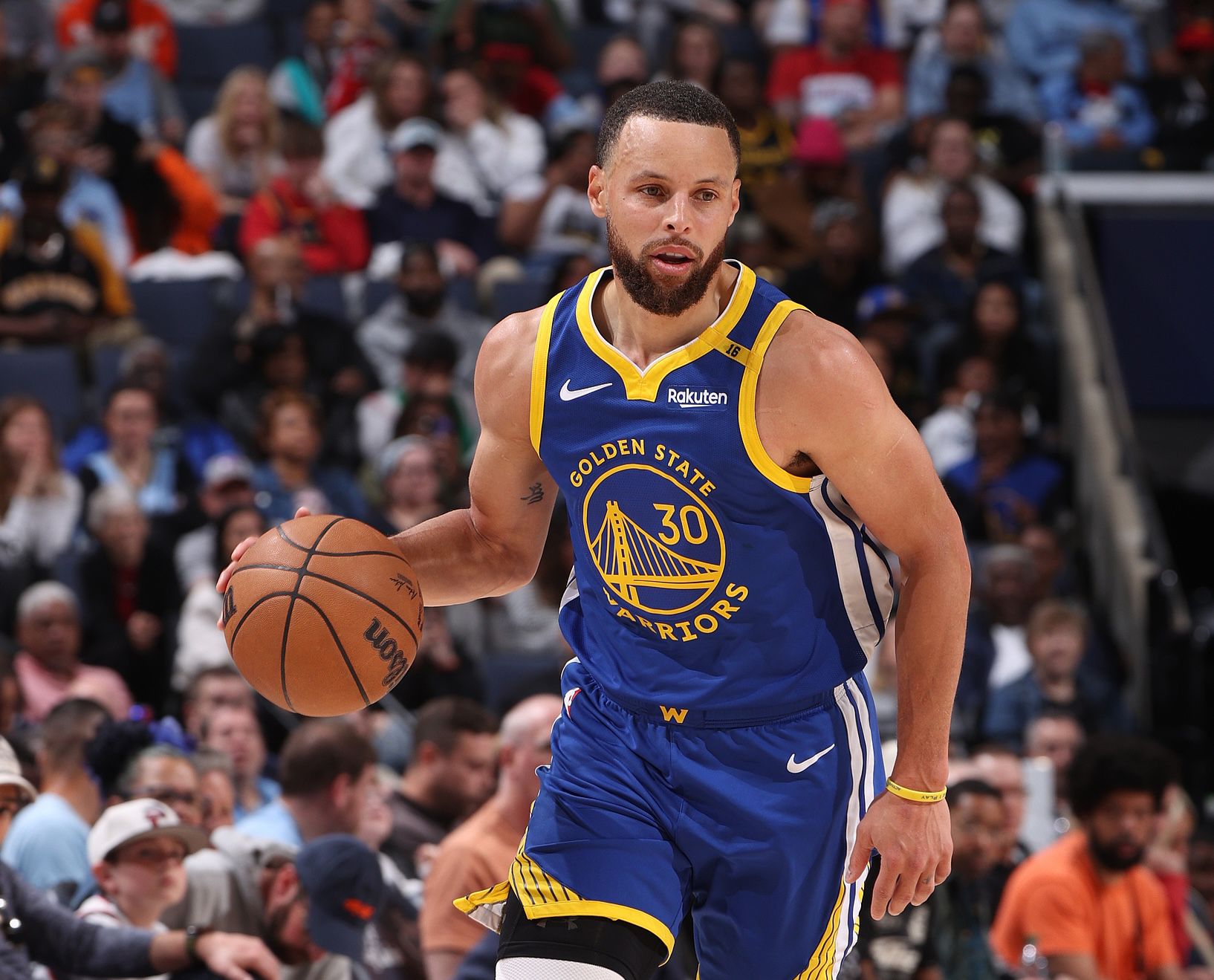 Journaliste de l'équipe : l'état de Curry s'est aggravé hier soir et il n'ira pas à Sacramento avec l'équipe aujourd'hui
