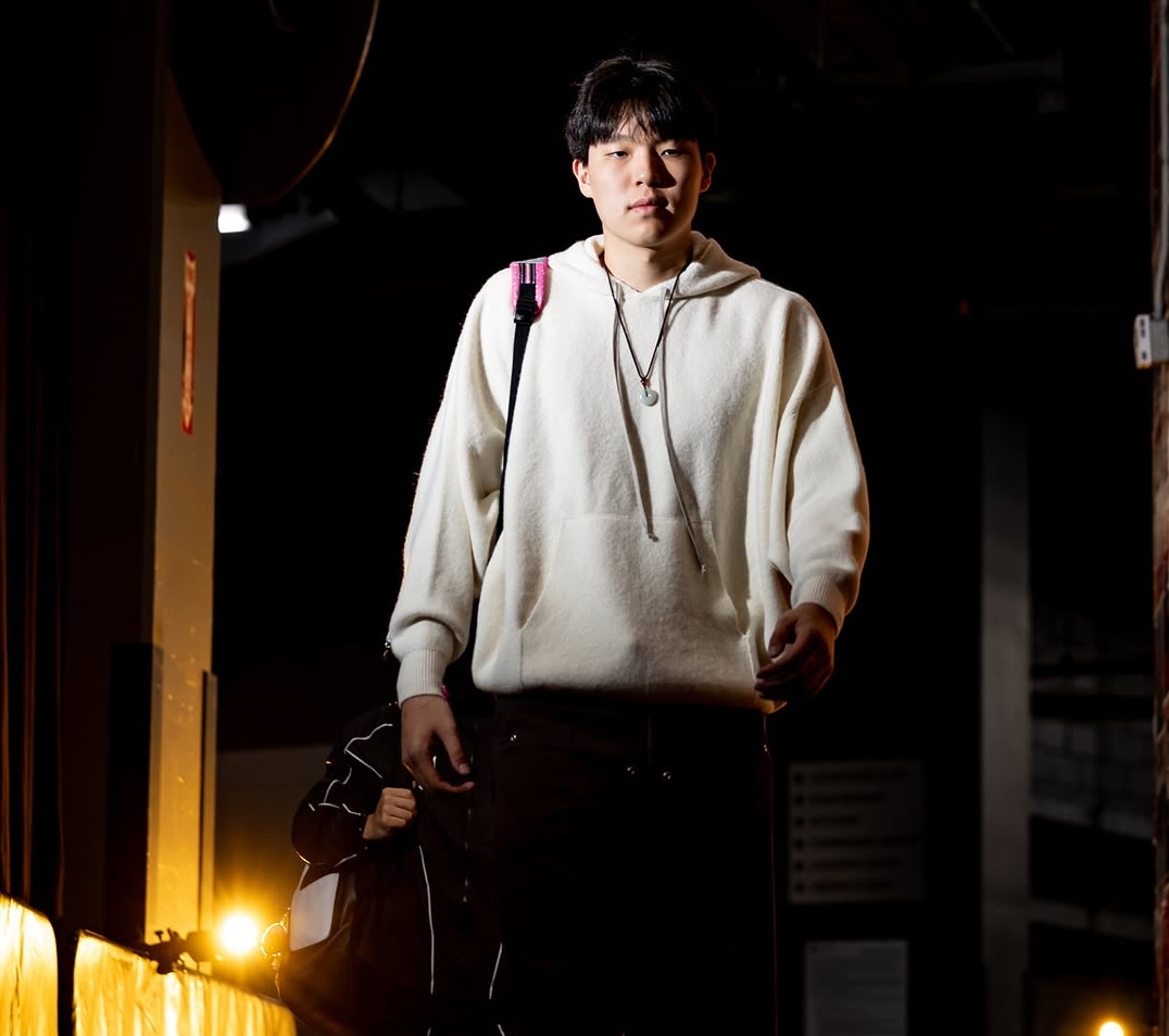 Les réseaux sociaux des Trail Blazers ont publié des photos de Yang Hansen entrant avant le match : sweat à capuche blanc et cartable rose