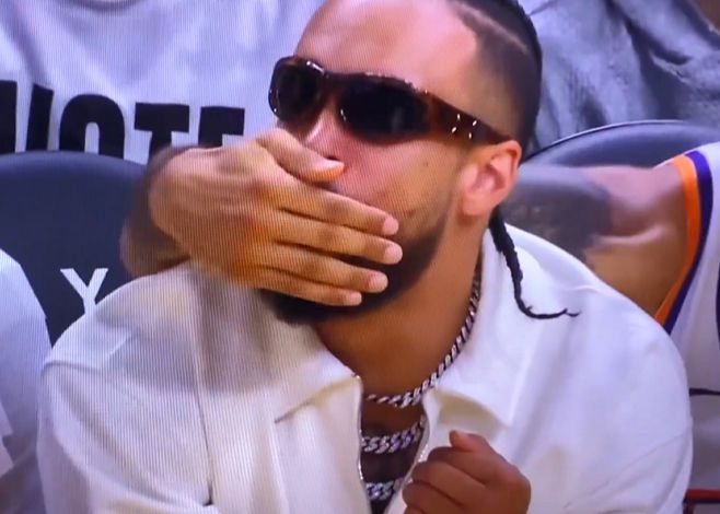 Le package supérieur a échoué! Dillon a craché du parfum, Livers a couvert la bouche de Dillon et s'est précipité pour manger du T mais a été rattrapé par l'arbitre.