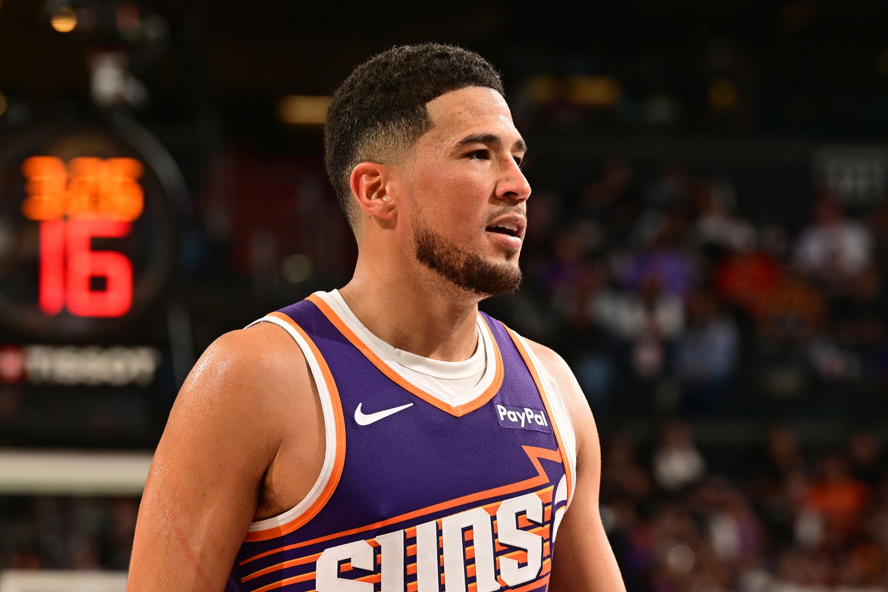 Booker a marqué 17 points en un seul quart-temps, aidant les Suns à réduire la différence de points à 9 points au début du quatrième quart-temps.
