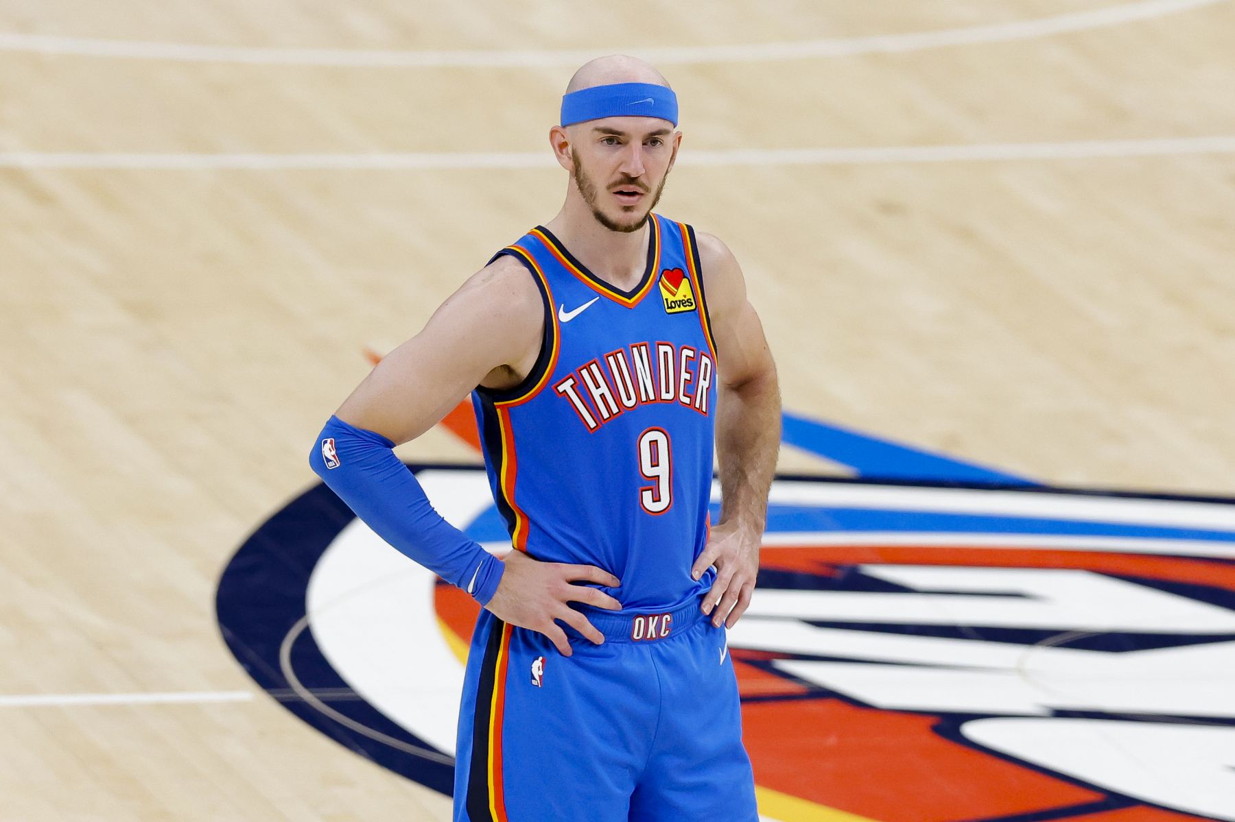 Les réserves des Lakers n'ont marqué que 2 points à la mi-temps, tandis que Caruso du Thunder a marqué à lui seul 10 points.