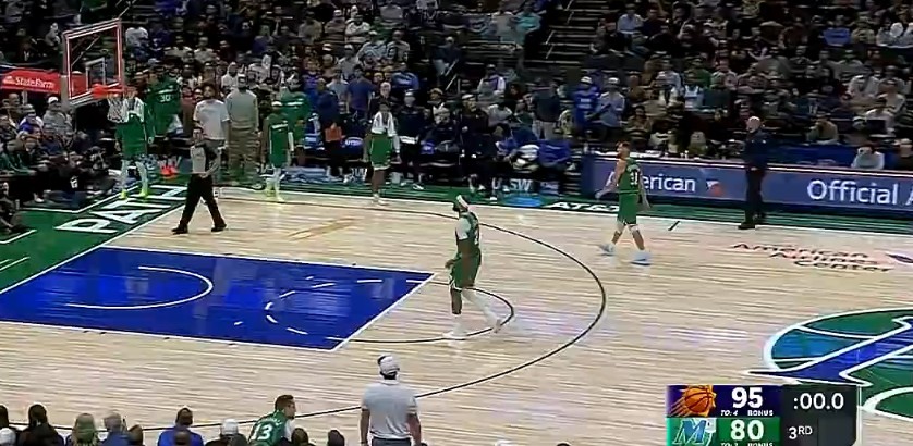 Encore des fleurs ! Cinq joueurs des Suns ont marqué à deux chiffres, ouvrant la voie avec 15 points au troisième quart-temps