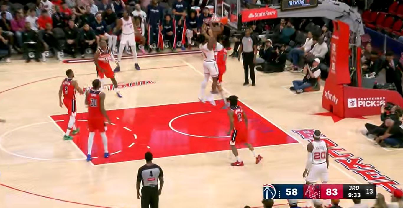 Sarr a marqué 10 points et pris 5 rebonds en un seul quart-temps. Les Wizards se sont imposés par 11 points en un seul quart-temps pour maintenir le suspense.