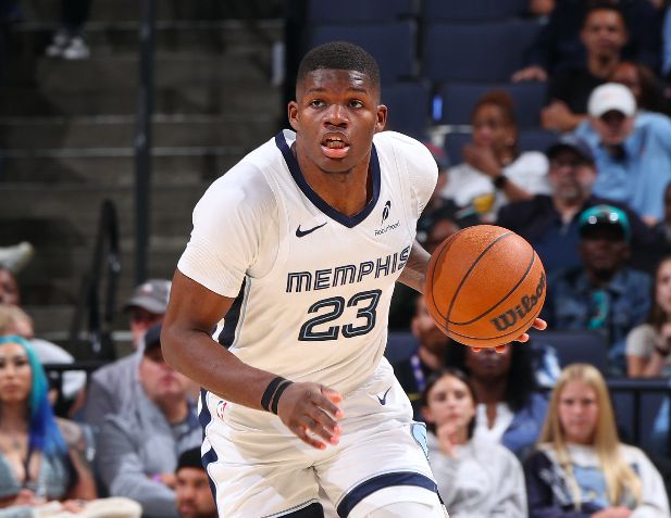 Frappez le mur des nouveaux membres de l'équipe! Coward, le 11e choix au classement général, n'a marqué que 12 points sur 3 des 12 tirs et 1 des 6 tirs à trois points.