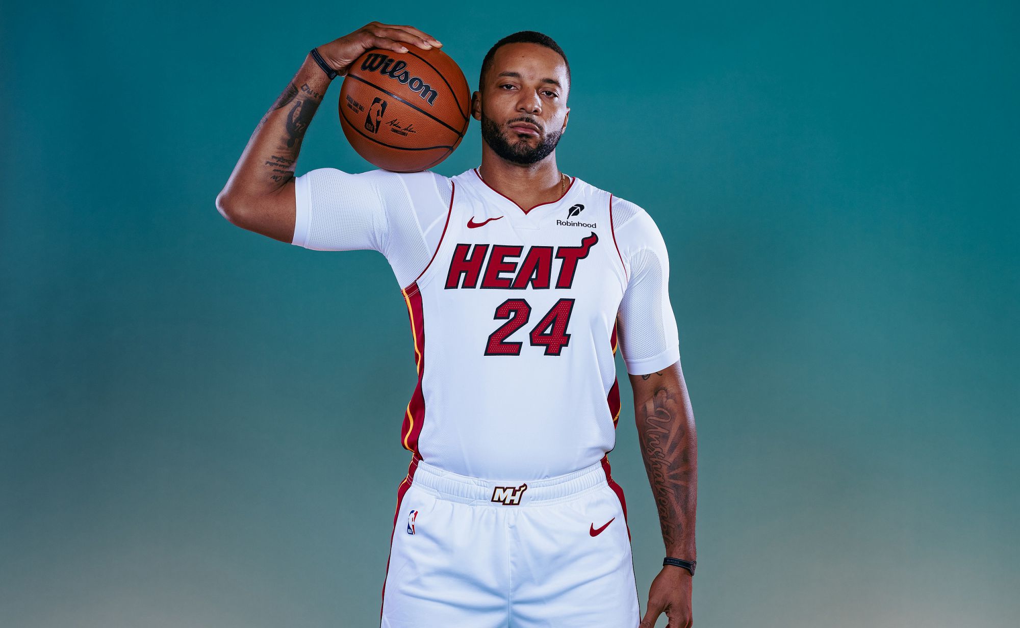 Contrôle de balle chaud! Powell a marqué 17 points sur 4 des 5 tirs à trois points à la mi-temps