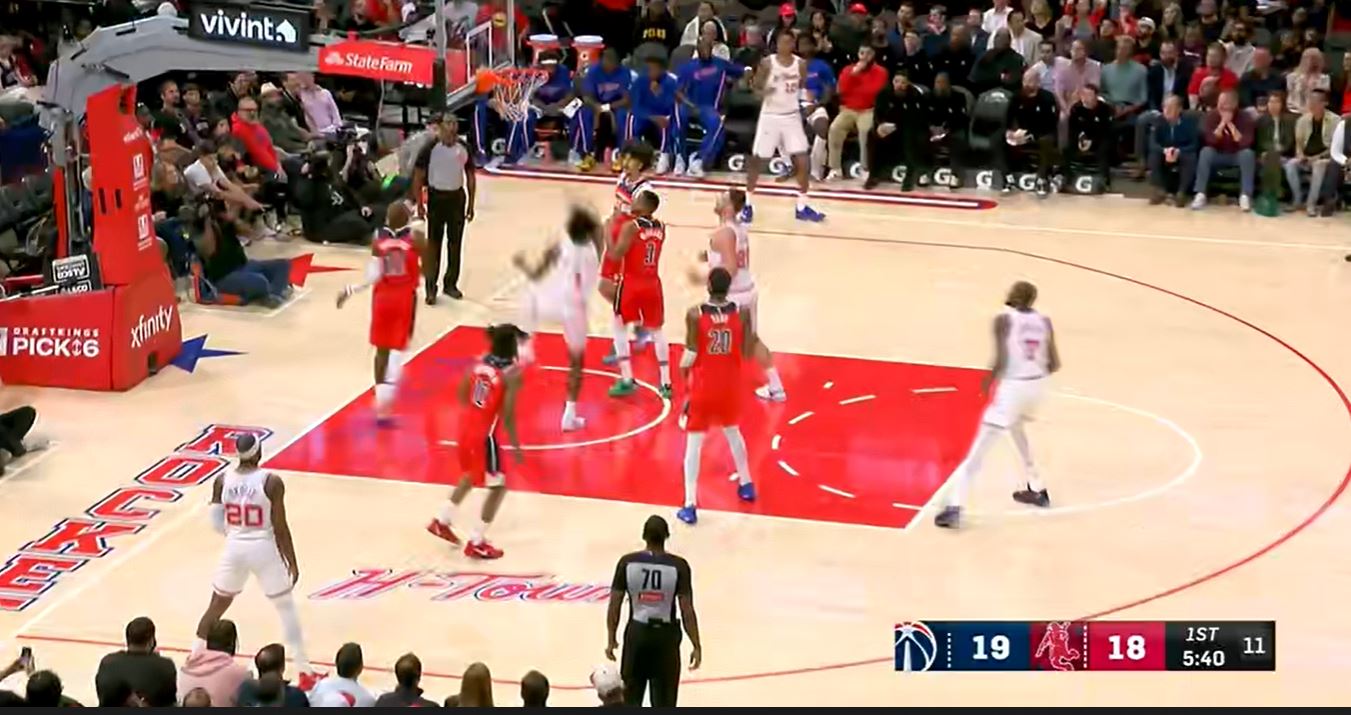 L’état compétitif est bon ! Durant a marqué 16 points sur 5 tirs sur 8 au premier quart et a aidé les Rockets à prendre la tête avec 11 points