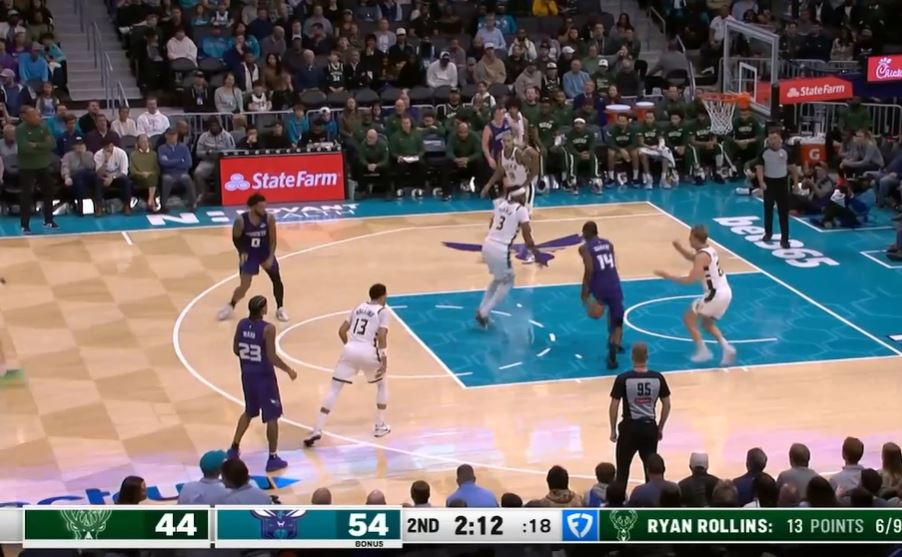 Turner et Rollins combinés pour 32 points à la mi-temps et les trois autres partants combinés pour 3 sur 13