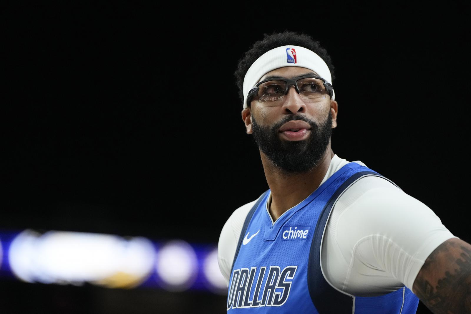 ESPN : C'est maintenant au propriétaire des Mavericks de décider si les sourcils épais reviendront dans le jeu. Le premier a demandé à revenir.
