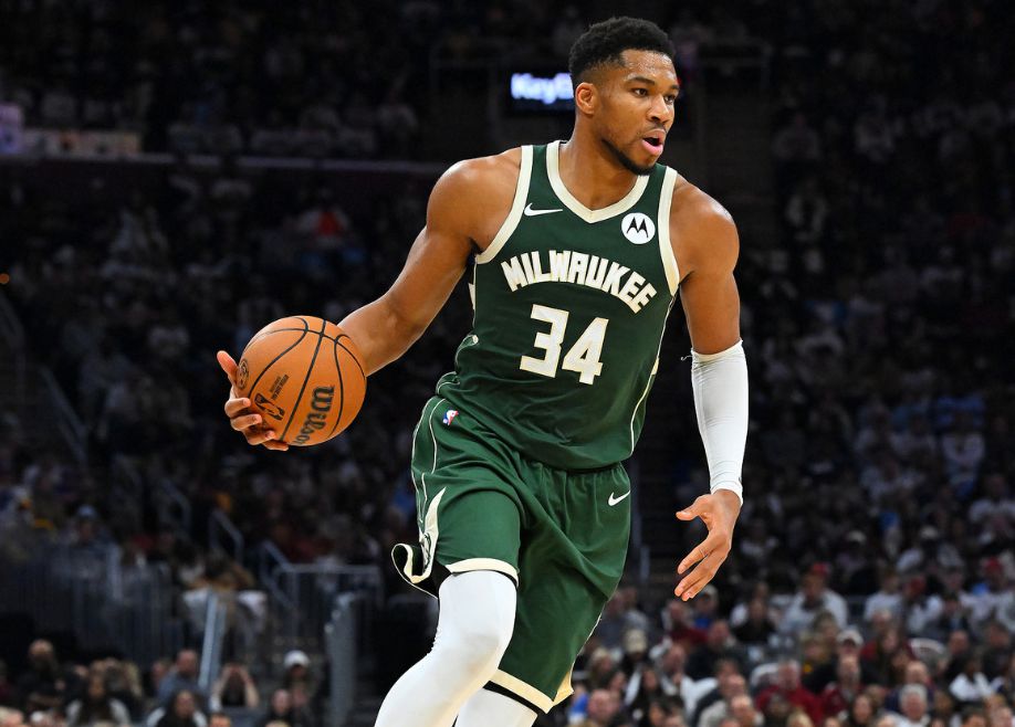 Les Bucks ont officiellement annoncé qu'Antetokounmpo manquerait les Hornets aujourd'hui. La dernière fois qu'il était absent, l'équipe a battu les Warriors.