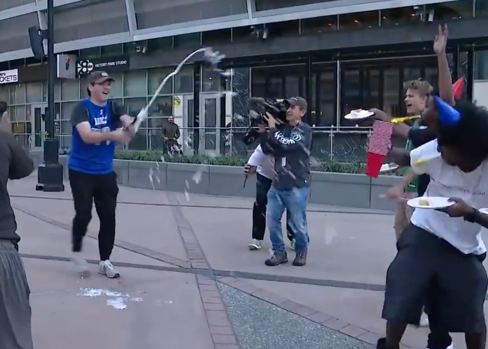 Après le licenciement d'Harrison, les fans de Doncic sont venus célébrer avec du champagne devant le terrain des Mavericks.