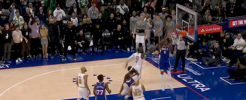 Edwards a raté le tir ouvert et Oubre n'était pas gardé sous le panier et a effectué le lay-up de suivi pour le tir final.